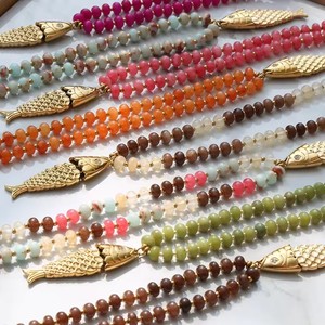 Collier bohème printemps-été en pierres naturelles colorées avec <span class=keywords><strong>pendentif</strong></span> poisson en acier inoxydable – Plusieurs couleurs disponibles - Product Image 2