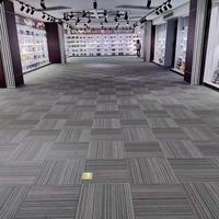 Dalles de moquette modulaires commerciales 50x50 cm à rayures avec support PVC insonorisant pour hôtels et maisons de location