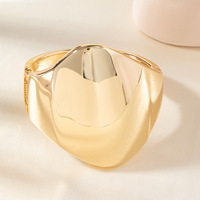 Bracelet asymétrique irrégulier en gros, plaqué or, en forme de coquillage, hautement poli, avec charnière à ressort, pour femme