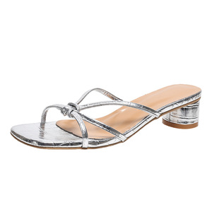 รองเท้าส้นเตี้ยทรงเหลี่ยมแบบใหม่ สไตล์หรูหรา ใส่สบายสำหรับฤดูร้อน ไซส์ใหญ่ สไตล์ฝรั่งเศส ส้นหนา ดีไซน์สวยเก๋ สำหรับผู้หญิง - Product Image 6