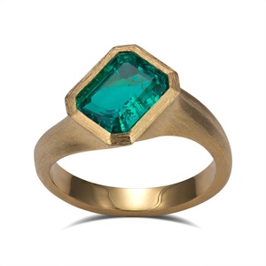 Anillo de Oro Blanco de 18K MSR-1217 con Esmeralda Cultivada en Laboratorio de 8*10, Joyería Personalizada - Product Image 1