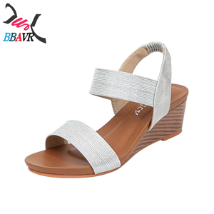 Sandalias de cuña para mujer al por mayor de fábrica, de PU brillante con tira trasera y punta abierta, calzado casual para exteriores - Product Image 6