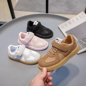 Venta al por mayor de zapatillas de correr de lujo para niños y niñas, zapatillas de deporte escolares blancas y negras para niños, goma de PVC, diseño plano de moda para caminar en invierno - Product Image 4