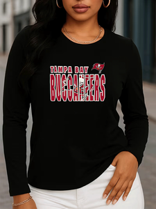 T-shirt a maniche lunghe da donna con stampa grafica Tampa Bay Buccaneers, traspirante, stampa digitale, morbida, 100% cotone, casual. - Product Image 1