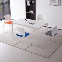 Chaise de bureau moderne et minimaliste avec dossier, design ergonomique pour personnel, idéale pour salles de réunion et formations ; chaise empilable
