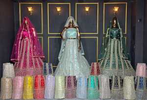 Elegante Lehenga Choli de red con adornos de espejo y shisha, detalles de piedra Jarkan y detalles de lazo Dori. Prenda de alta calidad para fiestas. - Product Image 3