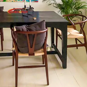 كرسي خشبي على الطراز الشمالي محاك بقوة على شكل عظمة عظمية محاكة بألوان مخصصة كرسي بذراعين بريطاني لطاولة الطعام
