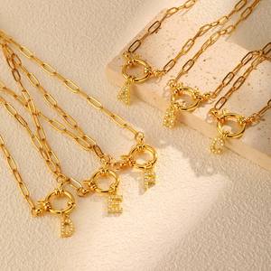 Collana con iniziale personalizzata in acciaio inossidabile placcato <span class=keywords><strong>oro</strong></span> 18 carati per donna, catena a maglia paperclip impermeabile. - Product Image 4