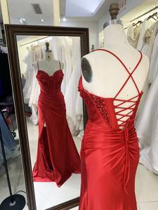 فستان سهرة طويل أنيق أحمر من الساتان مع فتحة طويلة بطول الركبة فستان سهرة بطول الأرض - Product Image 3