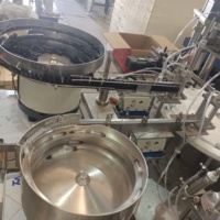 Ligne de production automatique de remplissage et d'emballage de vernis à ongles en gel à petite échelle, machine rotative de remplissage et de bouchage de bouteilles de liquide huileux