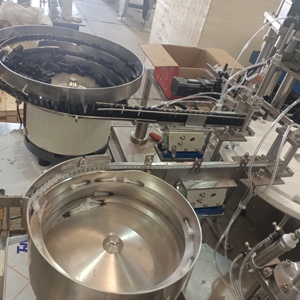 Linea di Produzione Automatica su Piccola Scala per Riempimento e Confezionamento di Smalto Gel, Macchina Rotativa per Riempimento e Tappatura di Bottiglie di Liquidi e Oli - Product Image 6