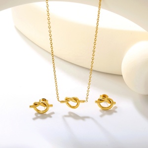 Conjunto de Joyería de Moda: Collar con Colgante de Nudo Hueco y Cadena de Eslabones de Acero Inoxidable con Baño de Oro PVD de 18K y Pendientes de Corazón - Product Image 3