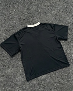 เสื้อยืดคอกว้างแขนสั้นสีดำสำหรับผู้ชาย ทรงปกติ ผ้าโพลีเอสเตอร์ถัก 100% แห้งเร็ว สีพื้น เรียบง่าย สวมใส่สบาย - Product Image 2