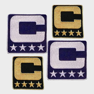 ป้ายปักตราสัญลักษณ์กัปตันสีดำแบบกำหนดเองสำหรับขายส่ง (ดาวทอง 4 ดวง) ป้ายปักแบบรีดติด สำหรับหมวกฟุตบอล เบสบอล ซอ<span class=keywords><strong>ค</strong></span>เกอร์ ฮอกกี้ ที่ทำจากผ้าสักหลาดเรืองแสง - Product Image 1