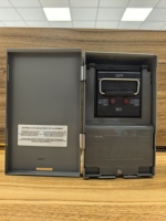 Caja de Desconexión Industrial de CA de 2 Polos con Apertura Lateral HC, 30A con Fusible, 120/240V, CUL, Impermeable, 3R, de Acero, con Luz Indicadora y Interruptores de Fusible Surtido