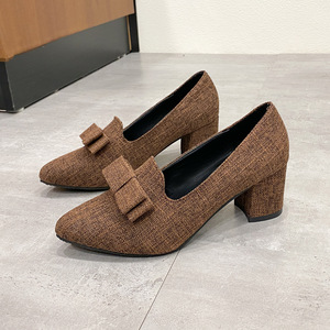 รองเท้าส้นเตี้ยผ้าใบหัวแหลมไซส์ใหญ่สำหรับผู้หญิง ส้นหนาประดับโบว์ สไตล์มืออาชีพ ไซส์ 34-42 - Product Image 4