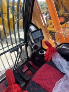 Chargeuse-pelleteuse sur chenilles Hyundai d'occasion, importée, 30 tonnes, moteur et transmission d'origine, modèle 2022, capacité de godet 1,5 m³ - Product Image 4