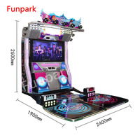 Centre commercial FunPark, borne de jeu Dance Revolution, borne de jeu Pump It Up, machine de jeu de danse.