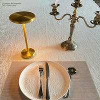 Nordic Hotel Rechargeable LED Light Restaurant de luxe Batterie sans fil Lampe de table au design minimaliste en métal doré contemporain
