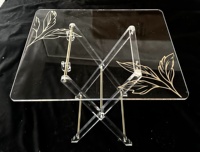 Table d'appoint pliante moderne de luxe en acrylique transparent, table basse en lucite peu encombrante avec plateau à motifs sculptés pour salon