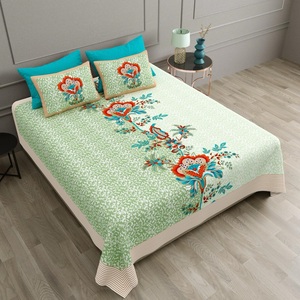 Sábana de algodón vibrante hecha a medida con diseño floral en rojo turquesa y verde sobre un suave verde frondoso. Inactivo para decoración del hogar - Product Image 1