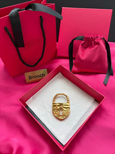 Broche con Forma de Candado Tridimensional, Chapado en Latón con Oro de 24K, con Patrón de Columna de París en Relieve en la Superficie - Product Image 2