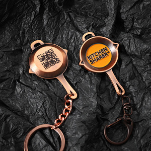 Nhà Máy Giá Biểu Tượng Tùy Chỉnh Khắc Laser Mã <span class=keywords><strong>QR</strong></span> 3D Pan Móc Chìa Khóa Kẽm Hợp Kim Men Nấu Ăn Mini Nhà Bếp Kim Loại <span class=keywords><strong>Keyring</strong></span> Keychain - Product Image 5