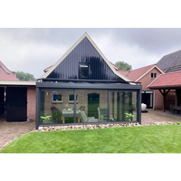 Véranda et serre contemporaines en verre pour maisons, avec panneaux de toiture isolés et structure en aluminium résistante aux intempéries