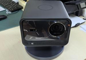 Proyector Láser Portátil <span class=keywords><strong>Hisense</strong></span> Vidda C2 Pro, Zoom Óptico de 0.9-1.5:1, Enfoque Automático con Giro de 360°, 2600 Lúmenes, 4K Integrado - Product Image 4