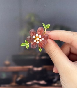 Broche florale de luxe romantique avec quartz fraise et perle d'eau douce, plaqué or 18 carats, cadeau de mariage pour femme, bijou à porter au quotidien - Product Image 3