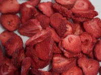 Groothandel Bulk Natuurlijke Gedroogde Aardbeienplakjes Zoetzuur Gedroogd Fruit Snack voor OEM Service