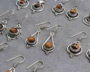 Boucles d'oreilles pendantes uniques en alliage de laiton massif avec pierre œil de tigre, design chic et bohème pour femmes, bijoux de créateur. - Product Image 3