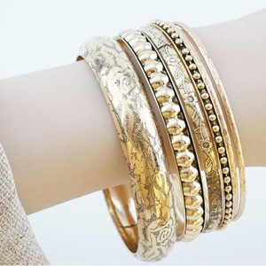 Europäisch-Amerikanisches Goldenes Mehrschichtiges Armreif-Set Retro Geschnitzter Armreif Bohemian-Stil Gestapelter Armreif Ethnischer Stil Legierungsschmuck - Product Image 3