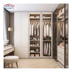 Armoire moderne à portes coulissantes avec panneaux en verre dépoli, rangement intérieur personnalisable, structure métallique durable, éclairage LED intégré - Product Image 4