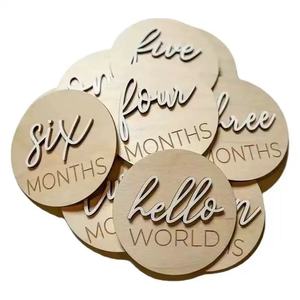 Targa Rotonda in Legno Ecologico Incisa da 10cm con Nome del Bambino, Tema Amore, Decorazione Festiva e Regalo, Accessorio Fotografico per Neonati 'Hello World' - Product Image 2