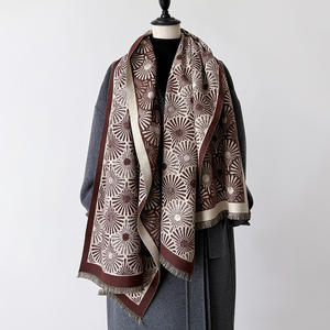 La nouvelle version coréenne de l'écharpe de luxe haut de gamme et légère Daisy, associée à un châle et une cape simple, est polyvalente - Product Image 3