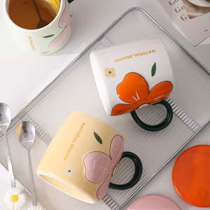 Venta al por mayor muestra gratis nueva flor creativa en relieve taza de café de cerámica personalizada taza de leche de porcelana grande tazas de té para parejas con tapa - Product Image 6