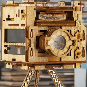 <span class=keywords><strong>IDventure</strong></span> <span class=keywords><strong>Cluebox</strong></span> PRO - Caja de Rompecabezas 3D de Madera con Cámara Fotográfica de Sherlock - Juego Educativo de Escape Room para Adultos, 101-500 Piezas - Product Image 2