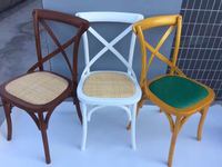 Chaise à dossier croisé en bois massif de couleur naturelle pour les événements de mariage, les fêtes et les restaurants