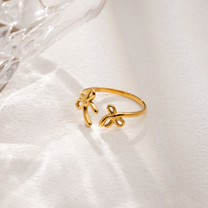 Brazalete con Lazo en Tono Dorado Ajustable, Joyería para Mujer, Regalo, Accesorio de Moda - Product Image 4