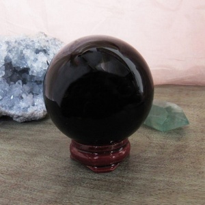 Sphère de cristal noir naturel en stock local avec base en bois, imitation antique écologique, boule de gemme de guérison, décoration intérieure, méditation - Product Image 1