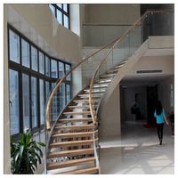 Escalier intérieur courbé en bois poli sur mesure Prima Designer pour grand hall d'entrée
