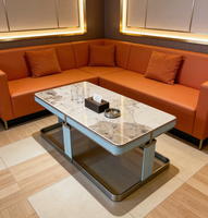 Table basse de luxe moderne avec plateau en marbre, structure en acier inoxydable doré et pieds recouverts de cuir pour salle VIP KTV