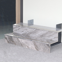 Escaliers modernes gris foncé, marches en carrelage de porcelaine poli effet marbre brillant