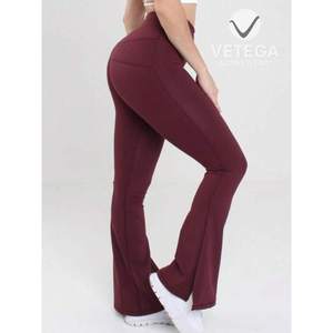 Leggings de yoga longs évasés taille haute Vetega avec fente en tissu tissé très élastique, couleur bordeaux - Product Image 3