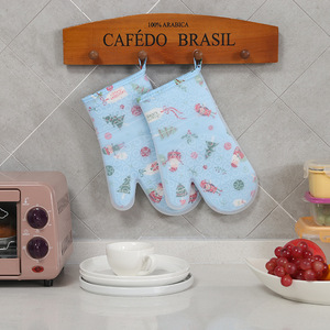 Maniques de four en silicone à motif de Noël, isolantes pour la cuisson et l'utilisation au micro-ondes - Product Image 1