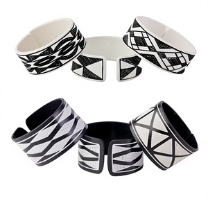 Nouvel ensemble de bracelets fantaisie en résine colorée en forme de cœur, unisexe, décontracté, sportif, élégant, romantique, multicolore, empilable, tendance - Product Image 3