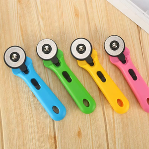<span class=keywords><strong>Cutter</strong></span> rotatif multicolore <span class=keywords><strong>premium</strong></span> 45 mm, conception sécurisée, poignée ergonomique en plastique, lame en acier, outil de découpe DIY pour la couture - Product Image 5