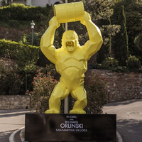 Grande sculpture en fibre de verre d'animaux pour la décoration des centres commerciaux, statues personnalisées en résine de King Kong, sculpture de gorille rouge