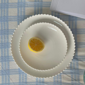 Ensemble d'assiettes rondes en céramique moderne à bordure perlée blanche, assiettes à dîner perlées, écologiques pour la cuisine à domicile, service quotidien - Product Image 6
